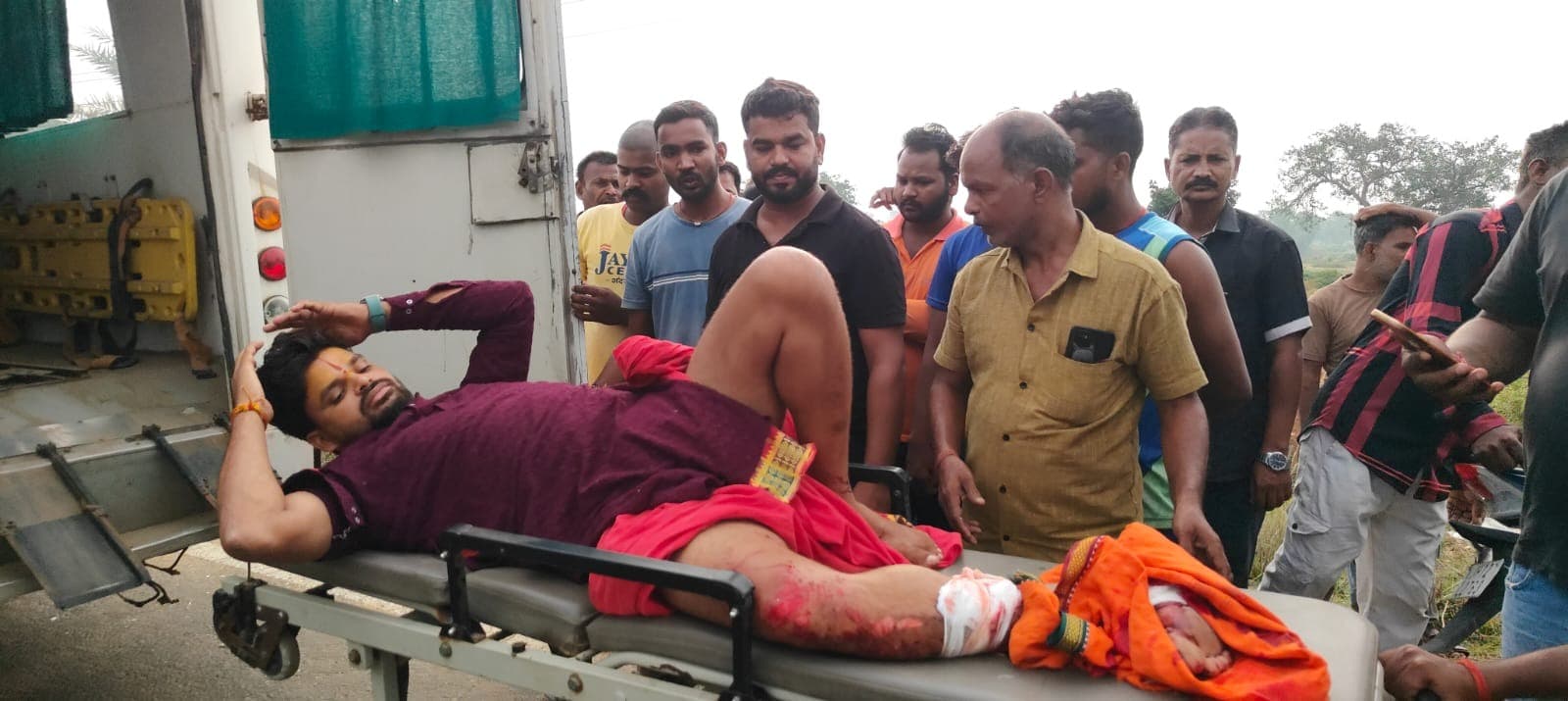 कार और बाइक की टक्कर में बाइक सवार युवक गंभीर घायल 