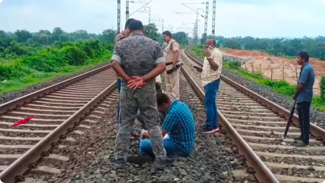 धनबाद-गोमो रेलखंड पर ट्रेन की चपेट में आने से व्यक्ति की मौत, राजधानी एक्सप्रेस को गोमो में रोकना पड़ा
