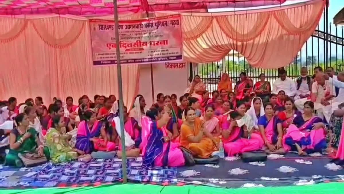 गढ़वा में हटाए गए BLO की बहाली की मांग को लेकर प्रदर्शन, SIR ड्यूटी से हटाने का विरोध