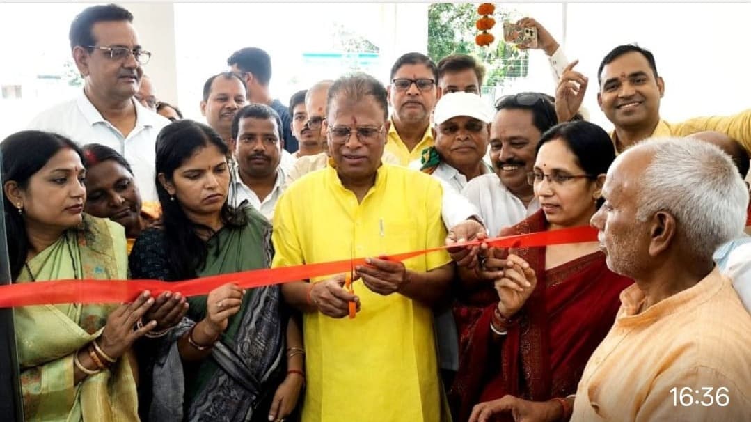 बरकट्ठा में जगुआर सेनेटरी एवं इंटेरियर शोरूम का शुभारंभ, जानकी प्रसाद यादव ने किया उद्घाटन