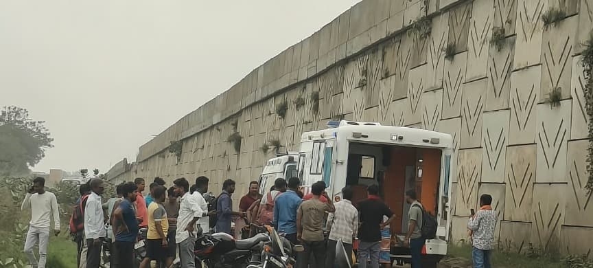 अज्ञात वाहन के चपेट में आने से बाइक सवार युवक गंभीर रुप से घायल, रेफर