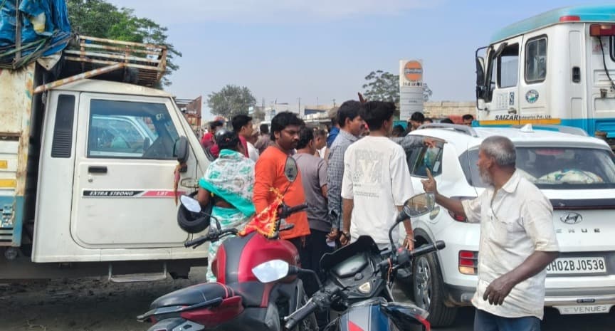 बरही गया रोड पर गैरेज संचालकों द्वारा अतिक्रमण की शिकायत, प्रशासन की कार्रवाई का इंतजार