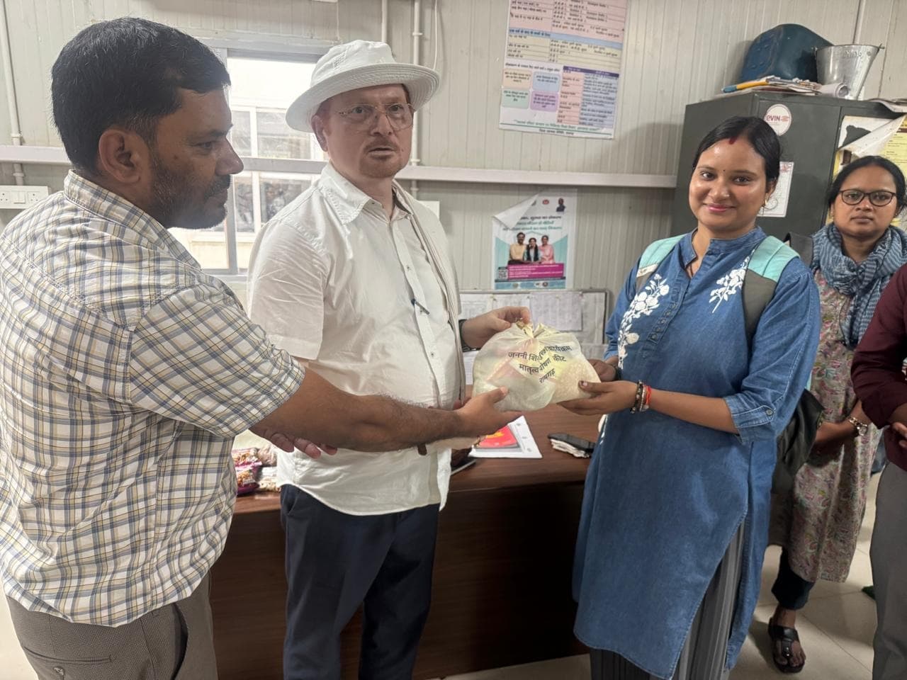 सीएचसी पतरातू में गर्भवती व प्रसूता महिलाओं के लिए पोषण पोटली वितरण, स्वास्थ्य योजनाओं की हुई समीक्षा