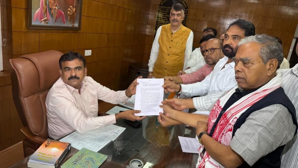 सत्ताधारी दल के नेताओं ने मुख्य निर्वाचन पदाधिकारी को सौंपा ज्ञापन, कई मुद्दों पर कार्रवाई की मांग