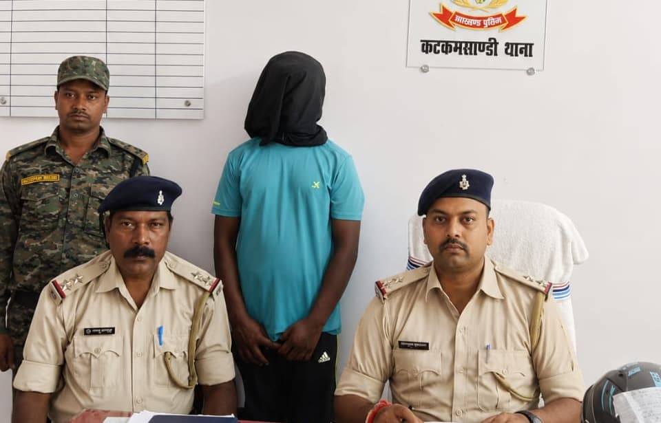 मोटरसाइकिल लूटकांड में तीसरा आरोपी गिरफ्तार, लूटा गया हेलमेट बरामद