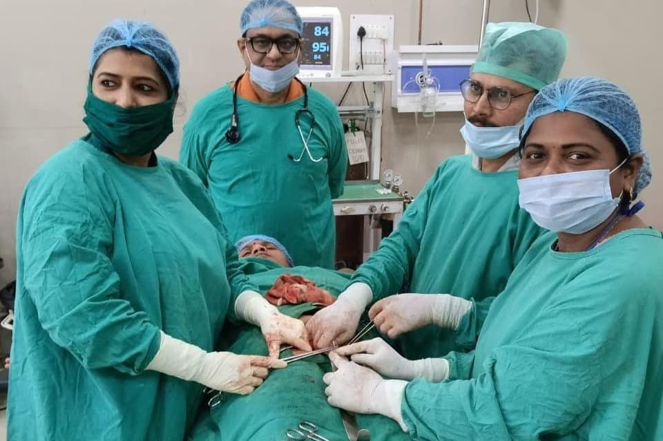 सदर अस्पताल बोकारो में 50 वर्षीय महिला की सफल एब्डोमिनल हिस्टरेक्टमी, विशेषज्ञ चिकित्सकों की टीम ने किया ऑपरेशन