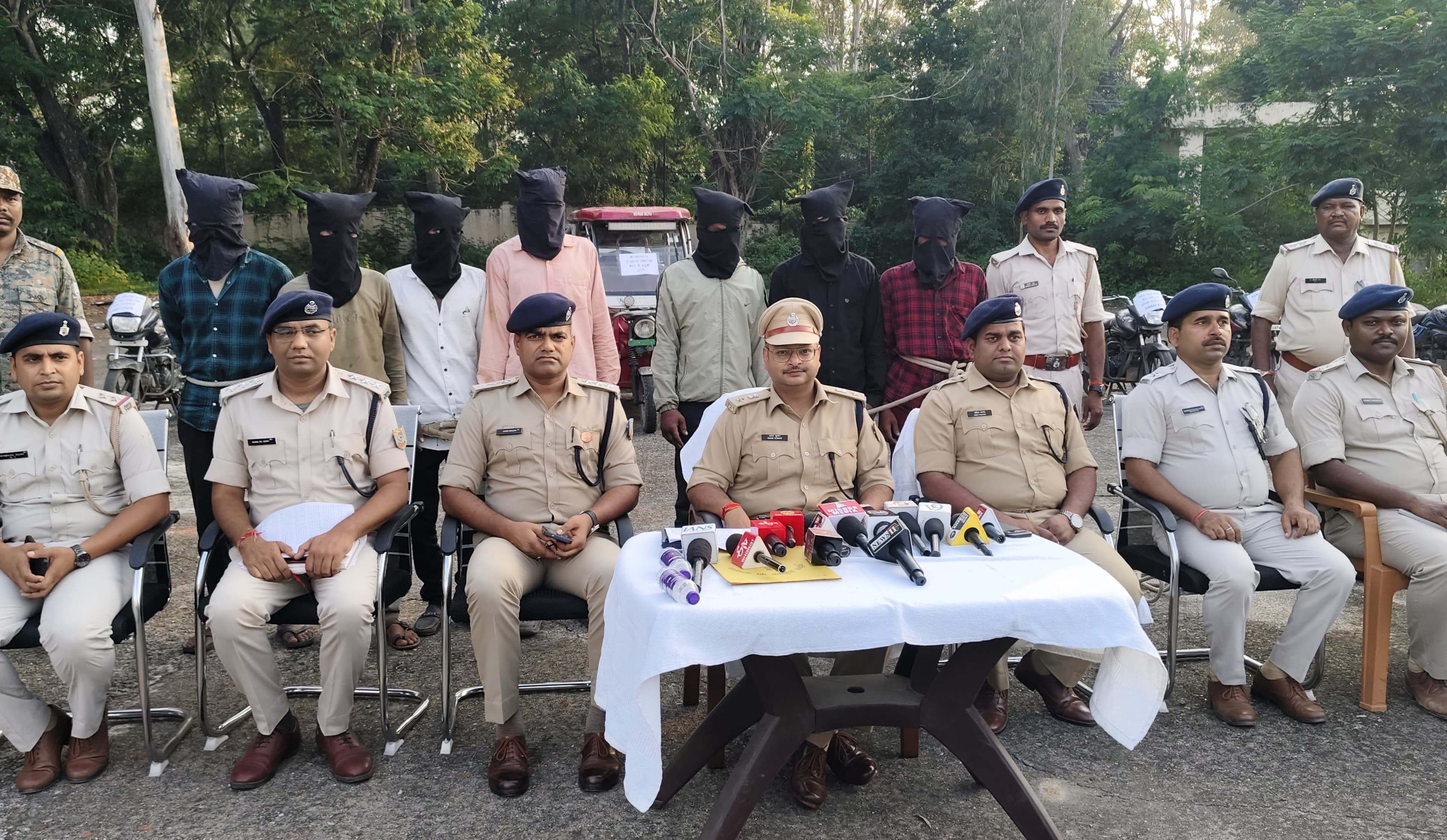 हजारीबाग पुलिस का वाहन चोर गिरोह पर कसा शिकंजा, 17 मोटरसाइकिल जप्त, 7 अपराधी गिरफ्तार 