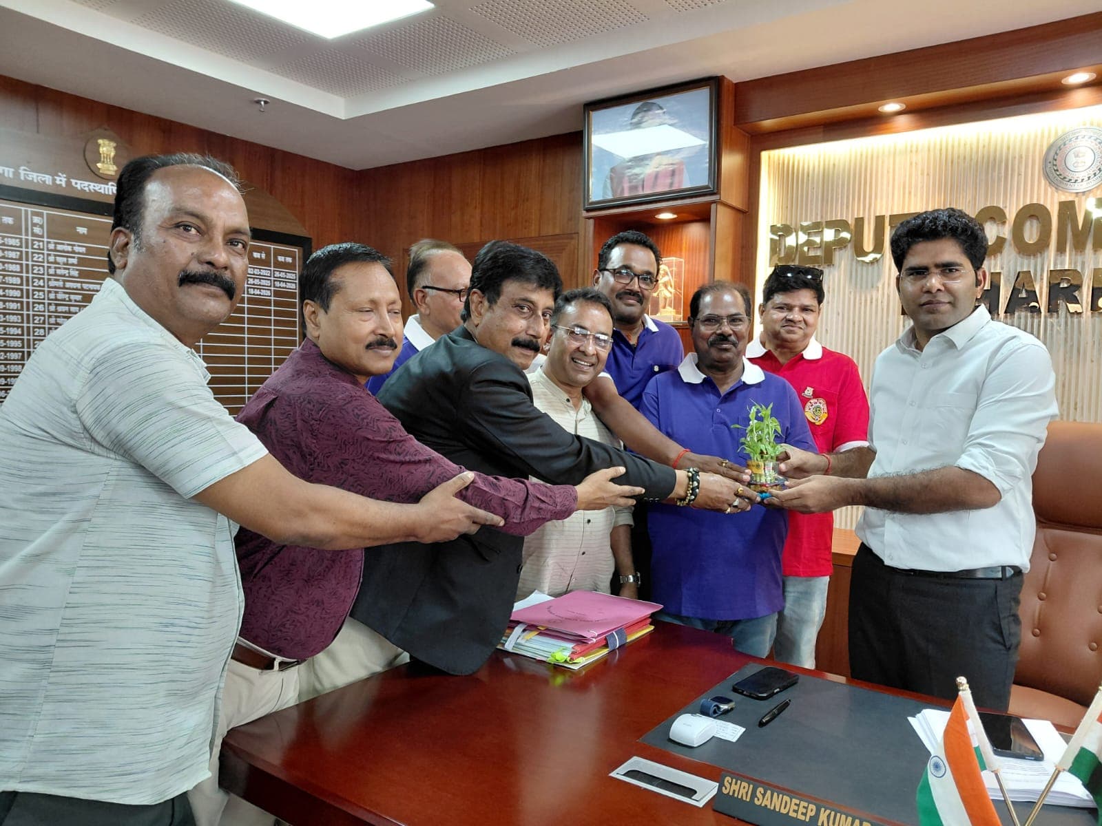लायंस क्लब ऑफ लोहरदगा सेवा ने डीसी-एसपी से की शिष्टाचार मुलाकात, जनहित कार्यक्रमों की दी जानकारी