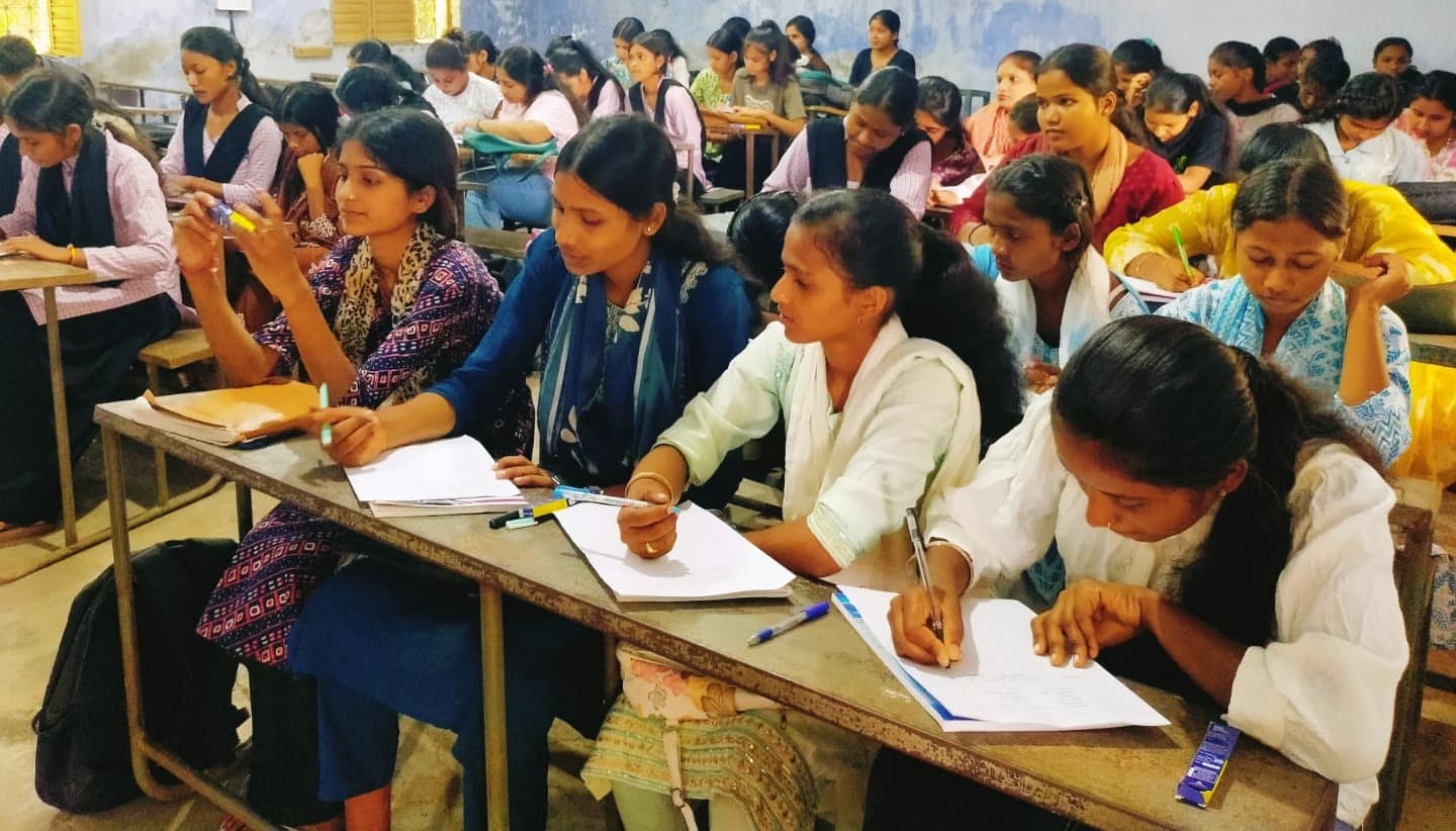 पीटीपीएस कॉलेज में निबंध प्रतियोगिता का आयोजन 