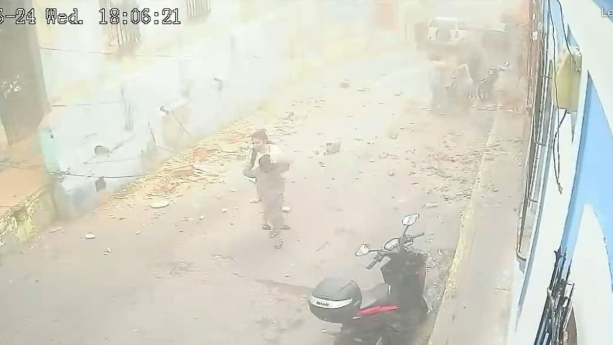 वेनेजुएला भूकंप: CCTV में कैद खौफनाक मंजर, बच्चे को बचाते भागी महिला पर गिरी दीवार