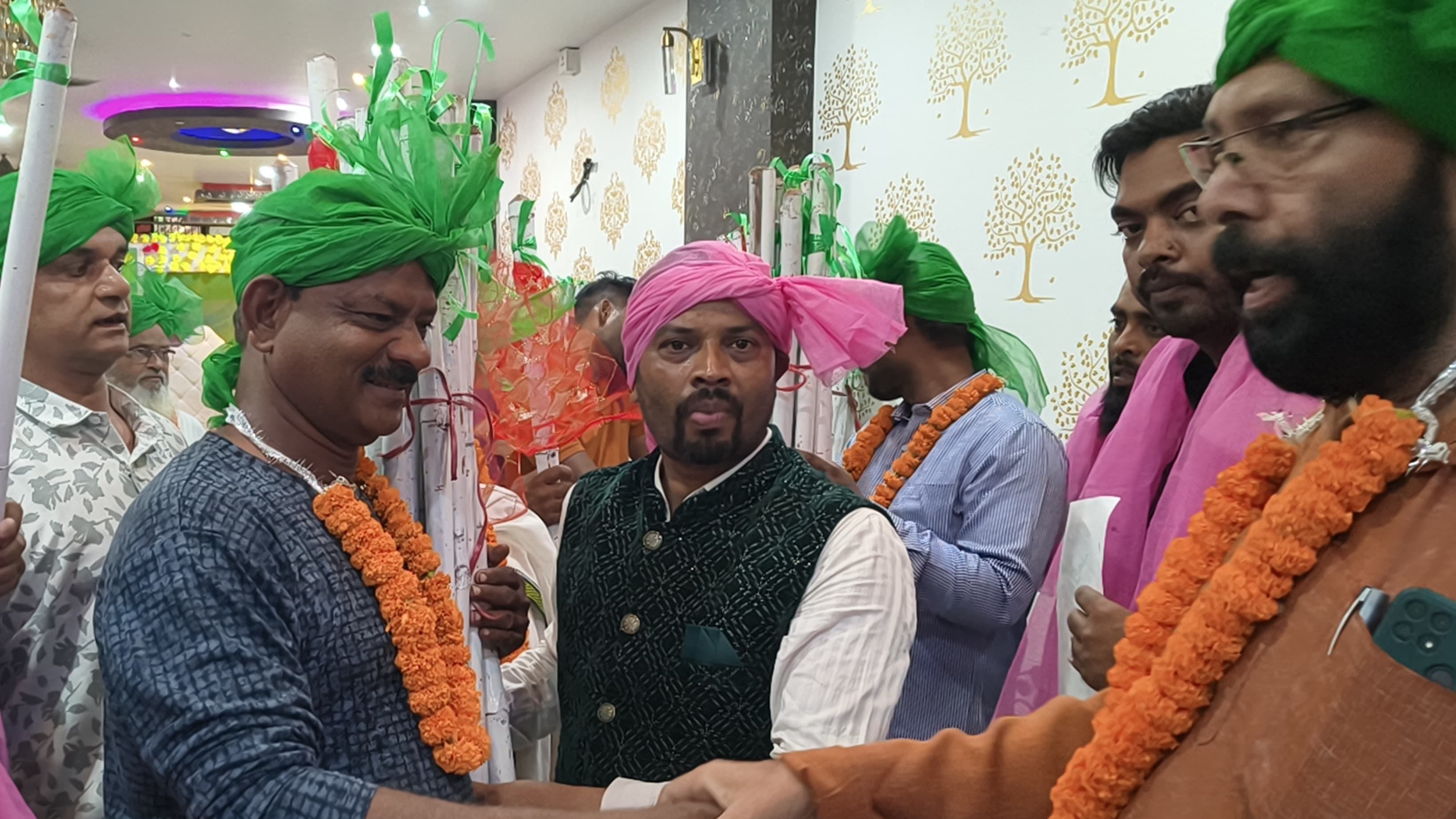 मोहर्रम के खलीफाओं का भव्य इस्तकबाल, सरफराज अहमद ने पगड़ी और लाठी देकर किया सम्मान