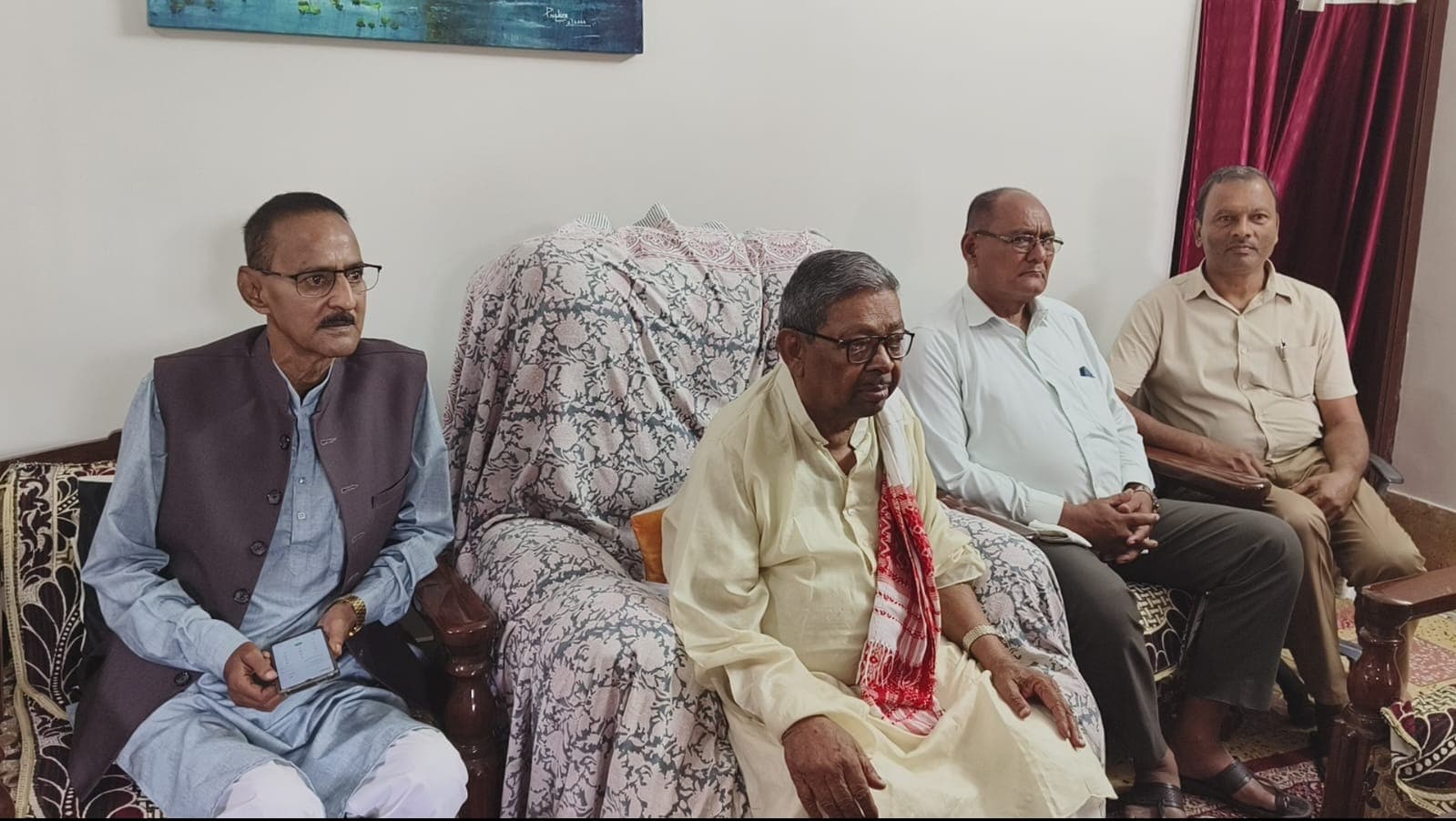 जर्जर सड़कों को लेकर पूर्व सांसद भुवनेश्वर मेहता ने सरकार और विभागों को घेरा