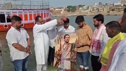 काशी में राहुल गांधी की तस्वीर बनी ‘परशुराम अवतार’, दूध से हुआ अभिषेक, गंगा स्नान के बाद हुई पुष्प वर्षा