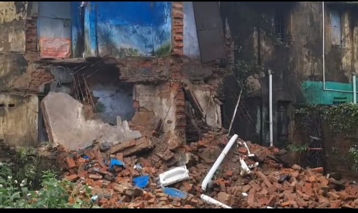 मूसलाधार बारिश में सीसीएल क्वार्टर का पिछला हिस्सा ढहा, टला बड़ा हादसा