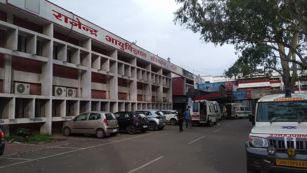 RIMS के बेसमेंट में जमा पानी बना खतरा, डेंगू-मलेरिया फैलाने वाले मच्छरों के लार्वा मिले