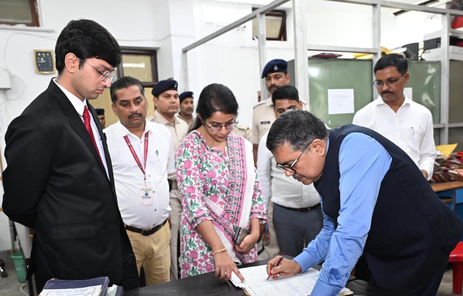 राजस्व वसूली में तेजी और लंबित मामलों के त्वरित निष्पादन पर जोर, प्रमंडलीय आयुक्त ने अधिकारियों को दिए सख्त निर्देश