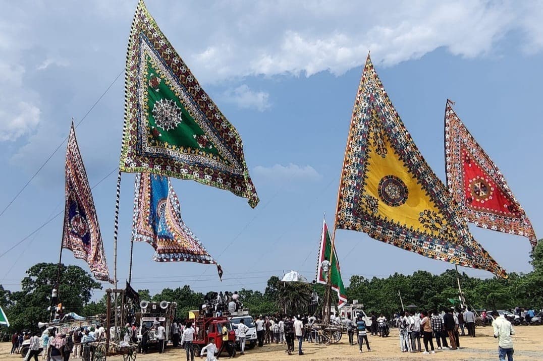 गगनचुंबी निशानों के साथ छड़वा मोहर्रम मेला का आगाज, 13 गांवों के जुलूस ने दिखाया अद्भुत कौशल