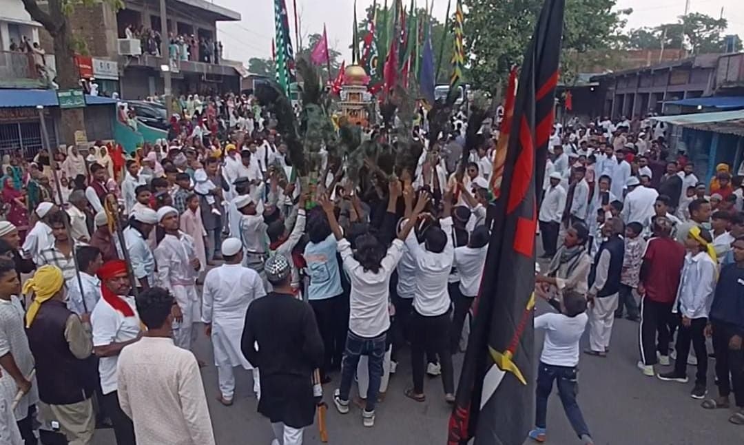 भाईचारे और अकीदत के साथ निकला मोहर्रम जुलूस, युवाओं ने दिखाए हैरतअंगेज करतब