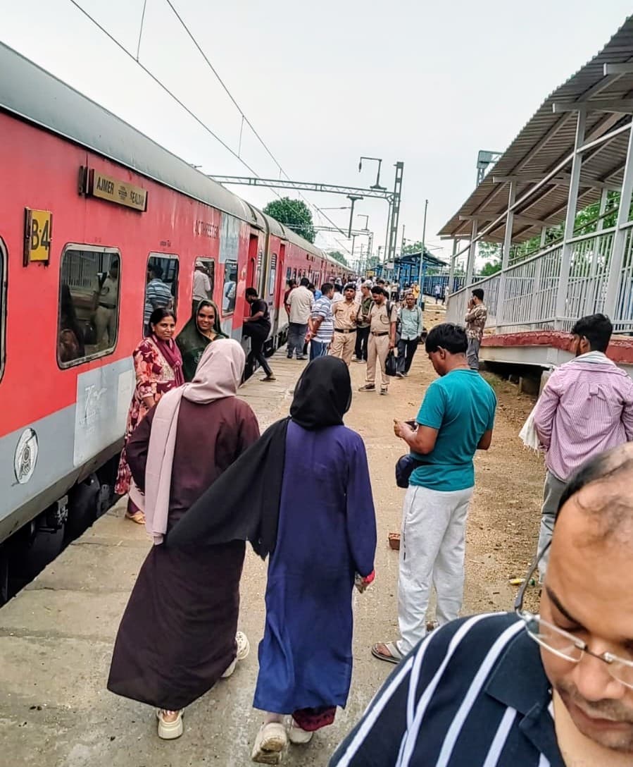घाटी सेक्शन में फंसी दुरंतो एक्सप्रेस, बैंकर इंजन से कराया गया पार