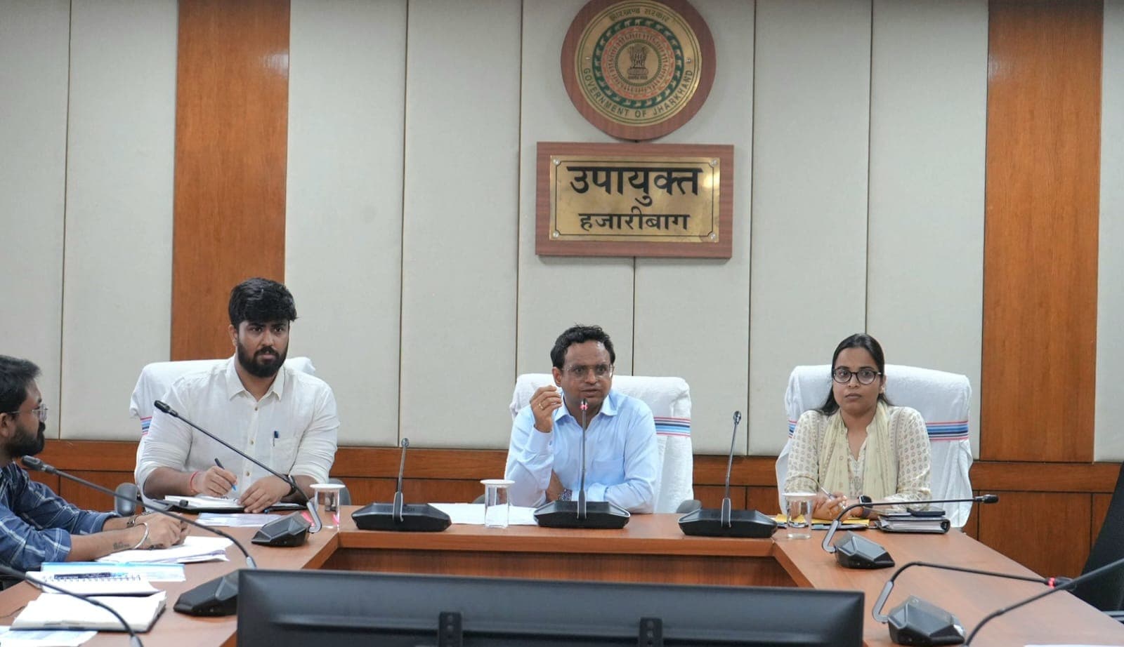 राशन के बदले पैसे मांगने वाले डीलरों की करें शिकायत