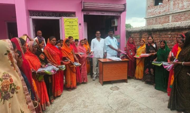 भगहर पंचायत में लाभुकों के बीच साड़ी-धोती का वितरण, सरकार की जनकल्याणकारी योजना का मिला लाभ