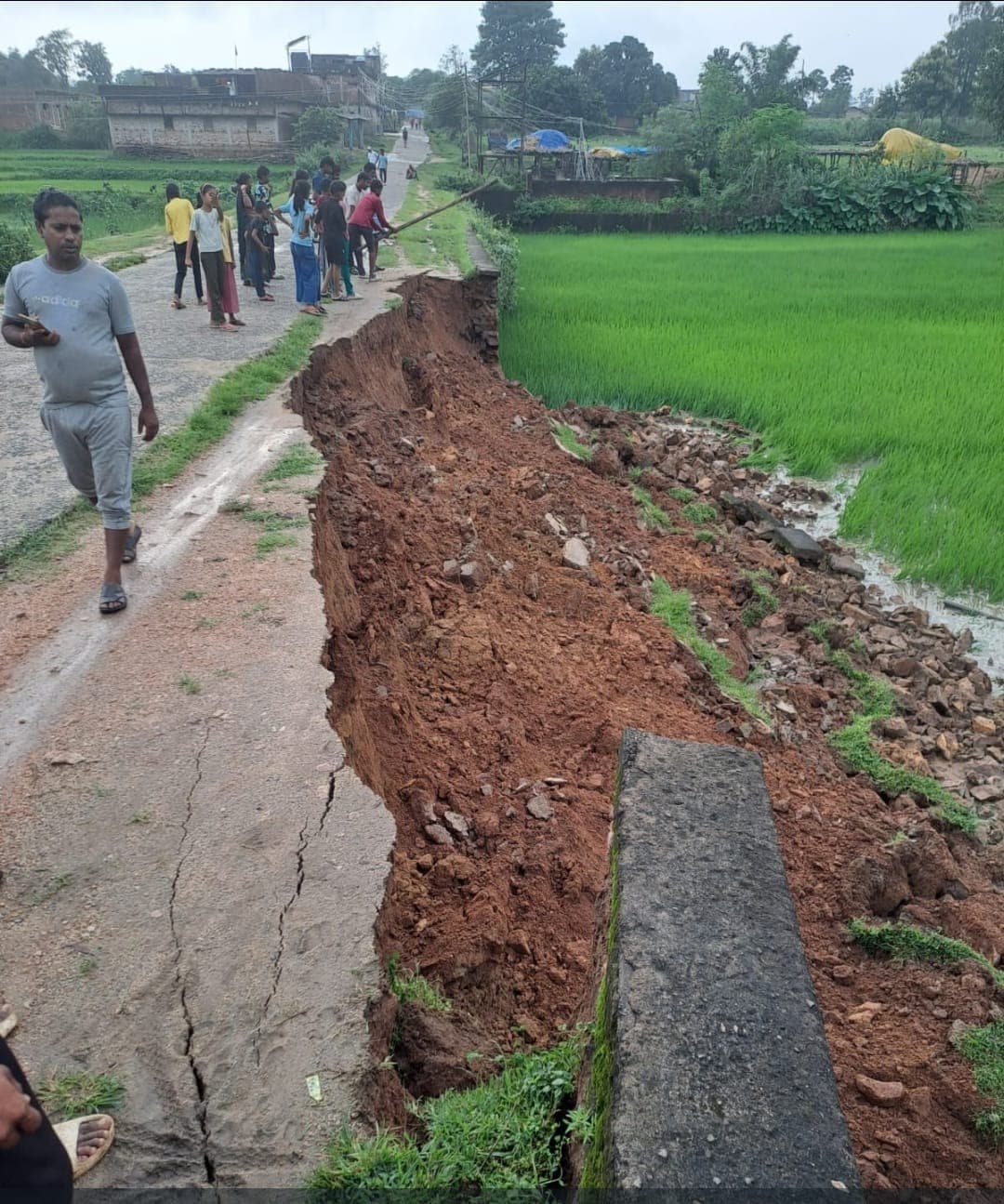 भारी बारिश का कहर: ओरपरता में धंसा गार्डवाल, हादसे का बढ़ा खतरा