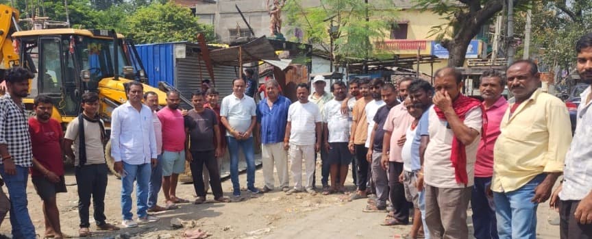 दुर्गा पूजा को लेकर भामाशाह मैदान के पास नाली की सफाई शुरू