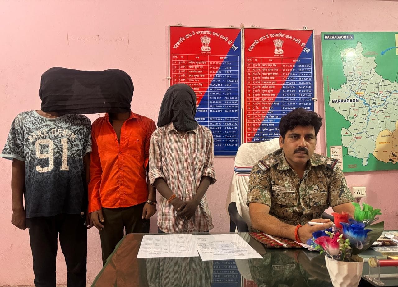 पूराना स्टेट बैंक के सामने हई चोरी का खुलासा, तीन शातिर चोर गिरफ्तार: चोरी का सामान बरामद