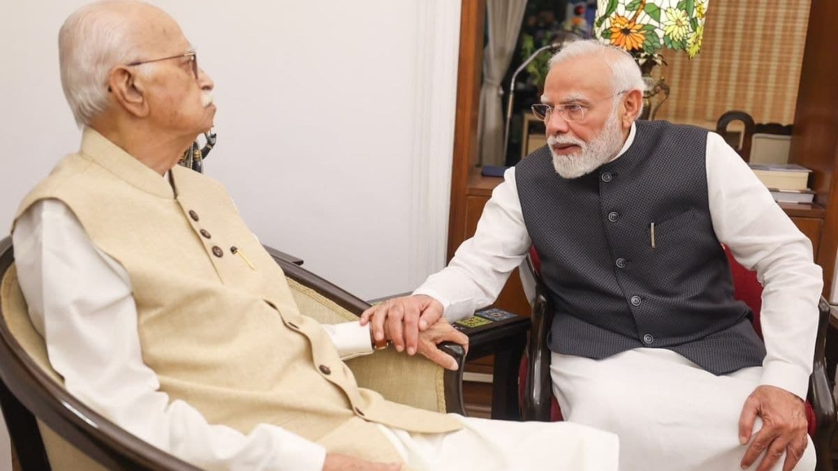 पीएम मोदी ने आडवाणी से लिया आशीर्वाद, देश में सराहा योगदान