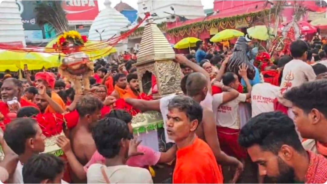 देवघर पहुंची 54 फीट लंबी विशाल कांवर, पटना सिटी के 500 कांवरियों ने किया बाबा बैद्यनाथ का जलाभिषेक