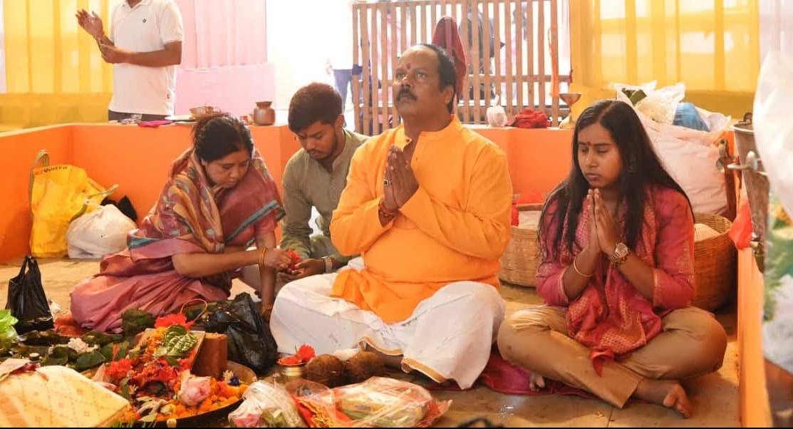 आनंदपुरी कॉलोनी दुर्गा मंडप में विधायक प्रदीप प्रसाद ने सपरिवार मां दुर्गा के चरणों में नवाया शीश 