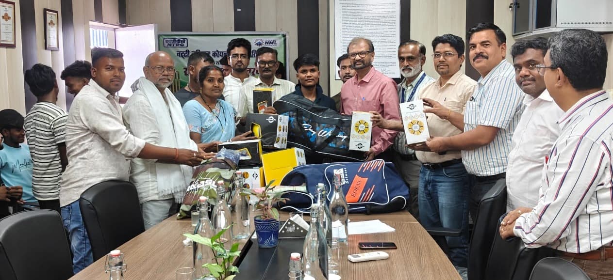 एनटीपीसी चट्टी बरियातू परियोजना द्वारा खेल सामग्री वितरण, 13 क्लबों के युवाओं को मिला प्रोत्साहन