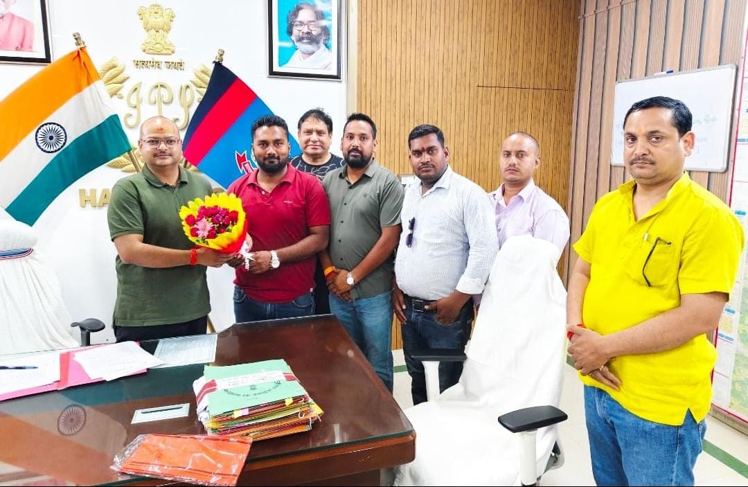 हजारीबाग यूथ विंग का राहत अभियान, ट्रैफिक पुलिसकर्मियों और श्रद्धालुओं को बांटे जाएंगे रेनकोट