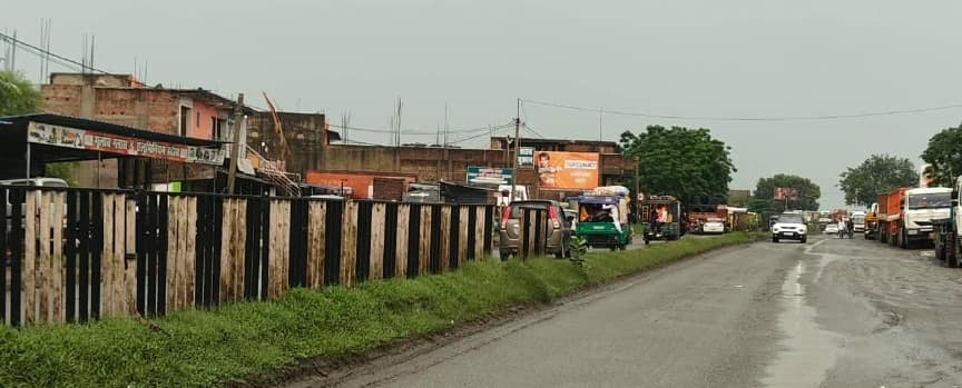 बरही: गया रोड में डिवाइडर से गायब हुई लोहे की रेलिंग, सरकारी संपत्ति पर चोरों की नजर, विभाग की लापरवाही उजागर