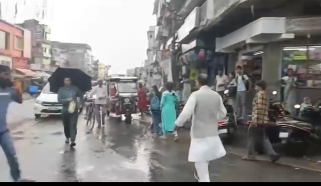 हाथों में डंडा लेकर सड़क पर उतरे नगर परिषद अध्यक्ष रमेश हर्षधर, खुद संभाली दंडाधिकारी की भूमिका