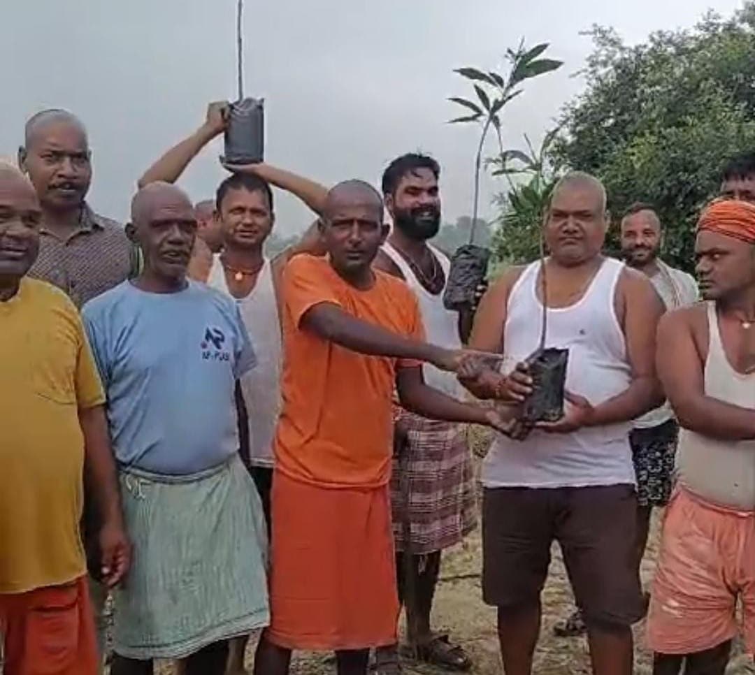 श्मशान घाट में पौधे लगाकर ग्रामीणों ने पर्यावरण संरक्षण का लिया संकल्प
