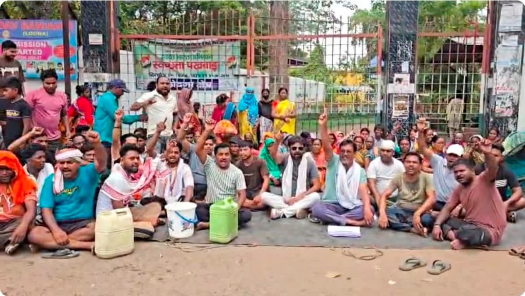 पेयजल संकट पर फूटा लोगों का गुस्सा, बीसीसीएल जीएम कार्यालय का मुख्य गेट किया जाम