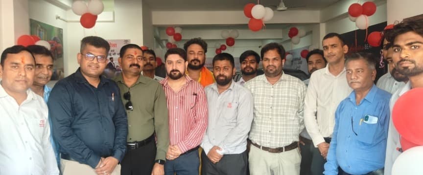 बरही के भरत यादव बने पहला ग्राहक, खरीदा इनोवा क्रिस्टा, बताई खूबियां  फोटो