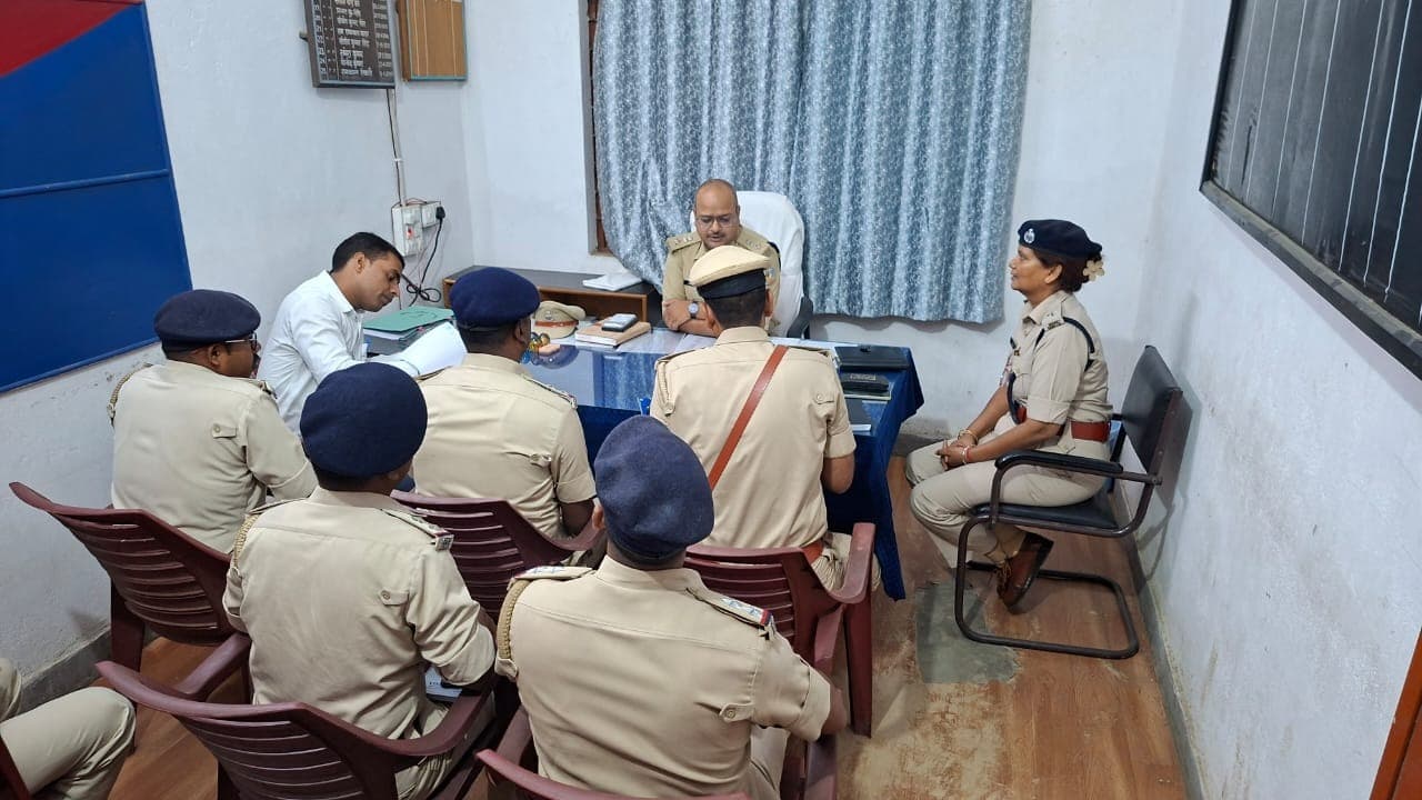 एसपी ने किया मुफस्सिल थाना का निरीक्षण, फरार आरोपियों की गिरफ्तारी और लंबित मामलों के त्वरित निष्पादन का दिया निर्देश
