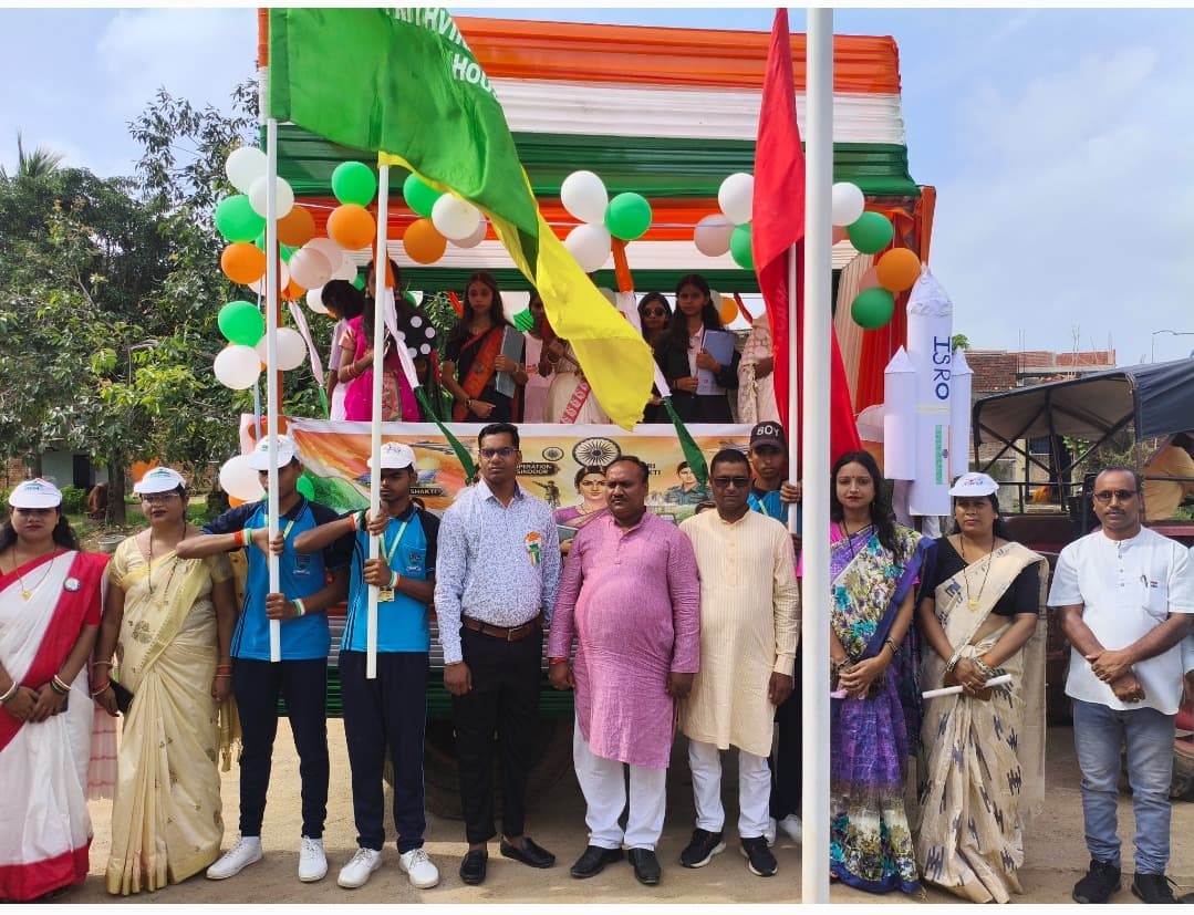 तिरंगा लेकर सड़कों पर उतरे एनवाईएस इंटरनेशनल एकेडमी के विद्यार्थी, गूंजे देशभक्ति के नारे