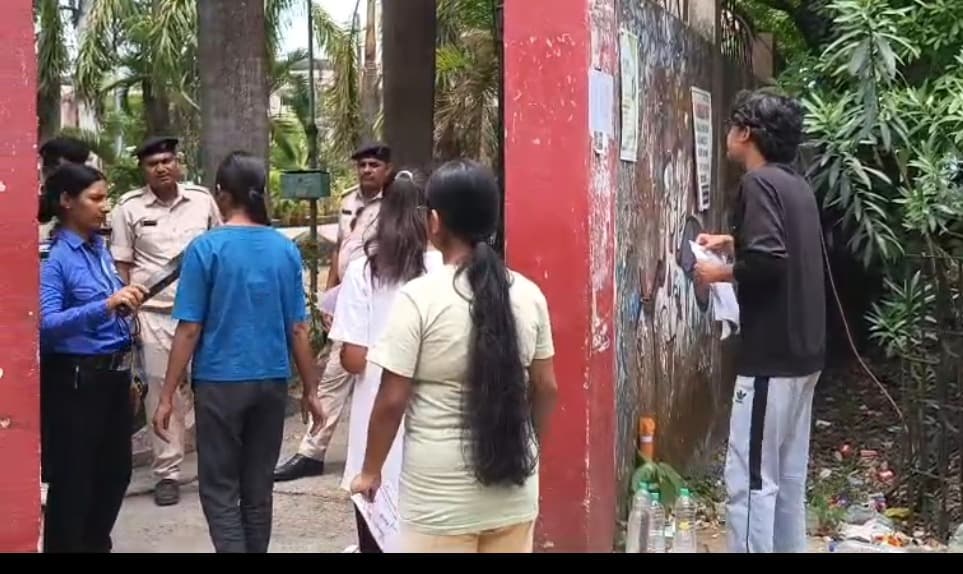 कड़ी सुरक्षा के बीच हजारीबाग में शुरू हुई नीट परीक्षा