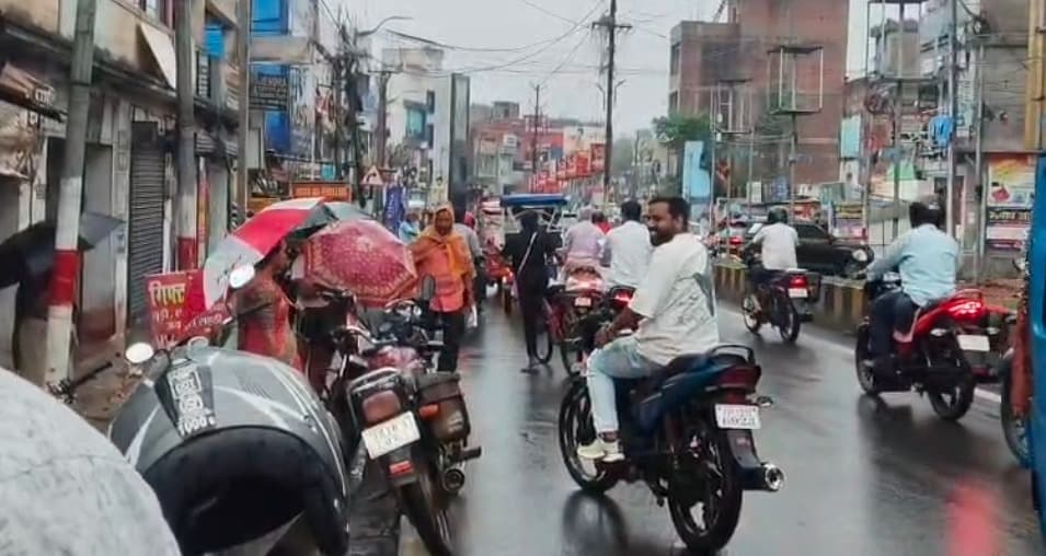मूसलधार बारिश से देवघर बेहाल, जलजमाव और टूटी पेड़ की डालियों से जनजीवन अस्त-व्यस्त