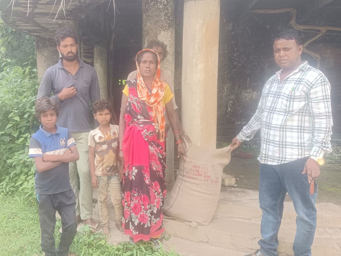 शोकाकुल बिरहोर परिवार को विधायक प्रतिनिधि ने किया सहयोग 