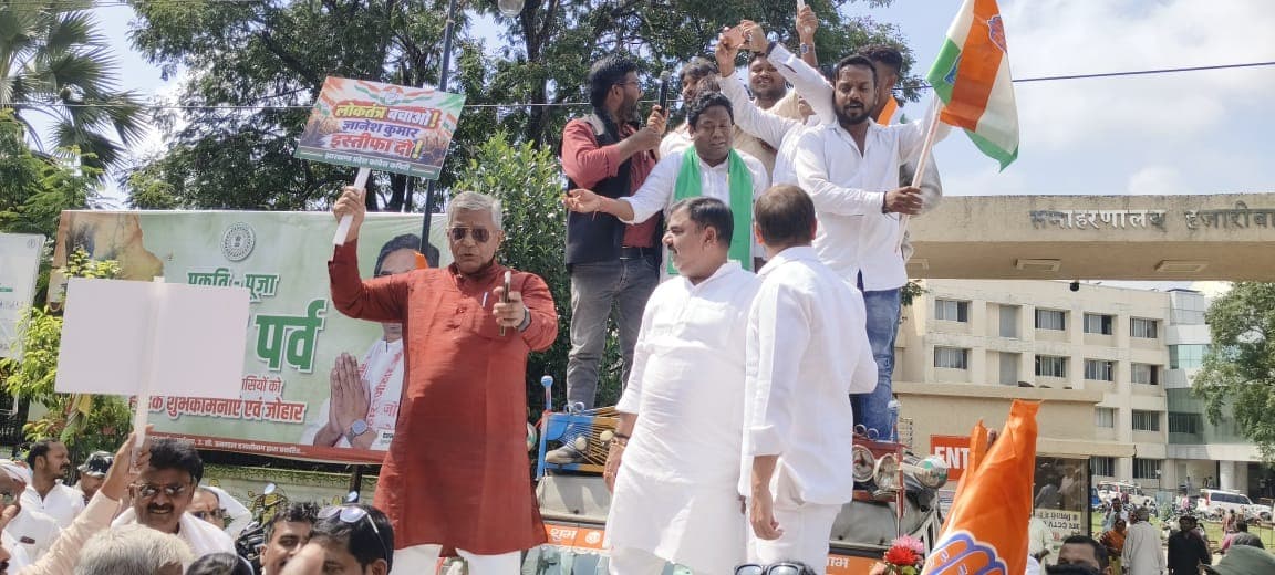 चौपारण से उमड़ा कांग्रेस समर्थकों का हुजूम, हजारीबाग में किया पैदल मार्च
