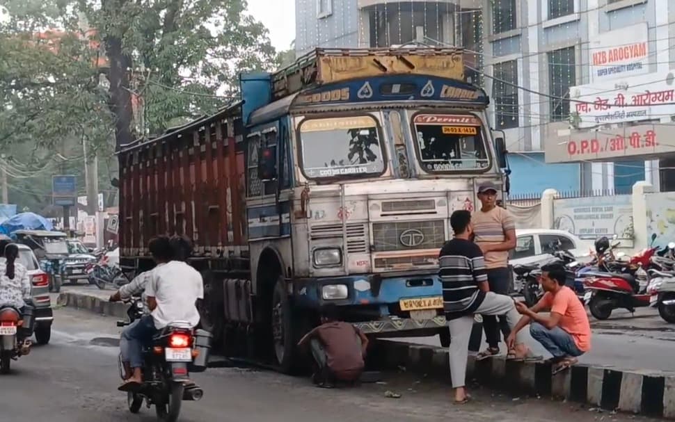 जिला परिषद चौक पर डिवाइडर पर चढ़ा ट्रक, बड़ा हादसा टला