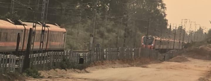 कोडरमा-धनबाद रेलखंड पर टला बड़ा हादसा, एक ही ट्रैक पर आमने-सामने नहीं बल्कि आगे-पीछे पहुंचीं दो वंदे भारत ट्रेनें
