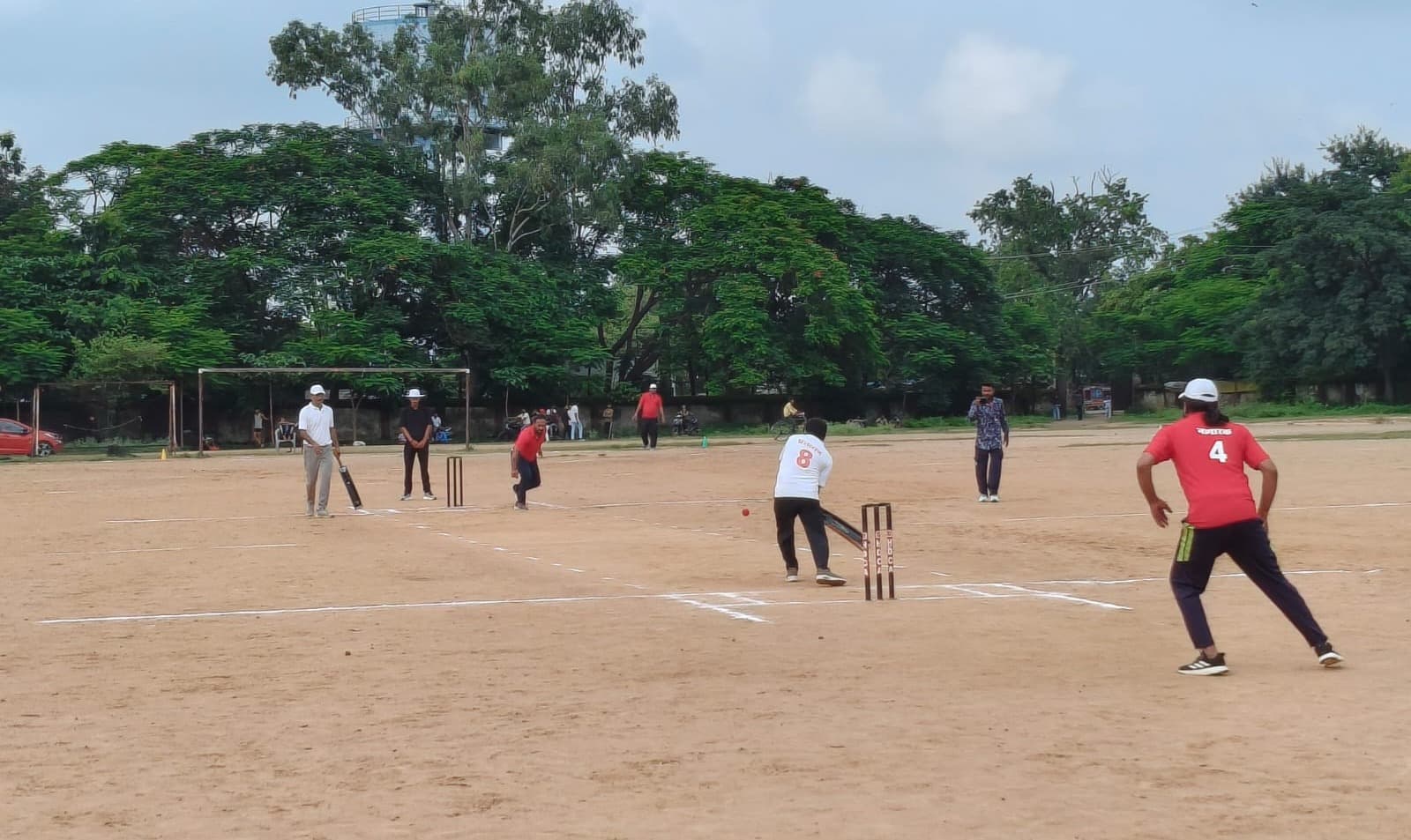 प्रशासन बनाम नागरिक क्रिकेट मैच में दिखा रोमांच, डीसी हेमंत सती ने बनाए 22 रन