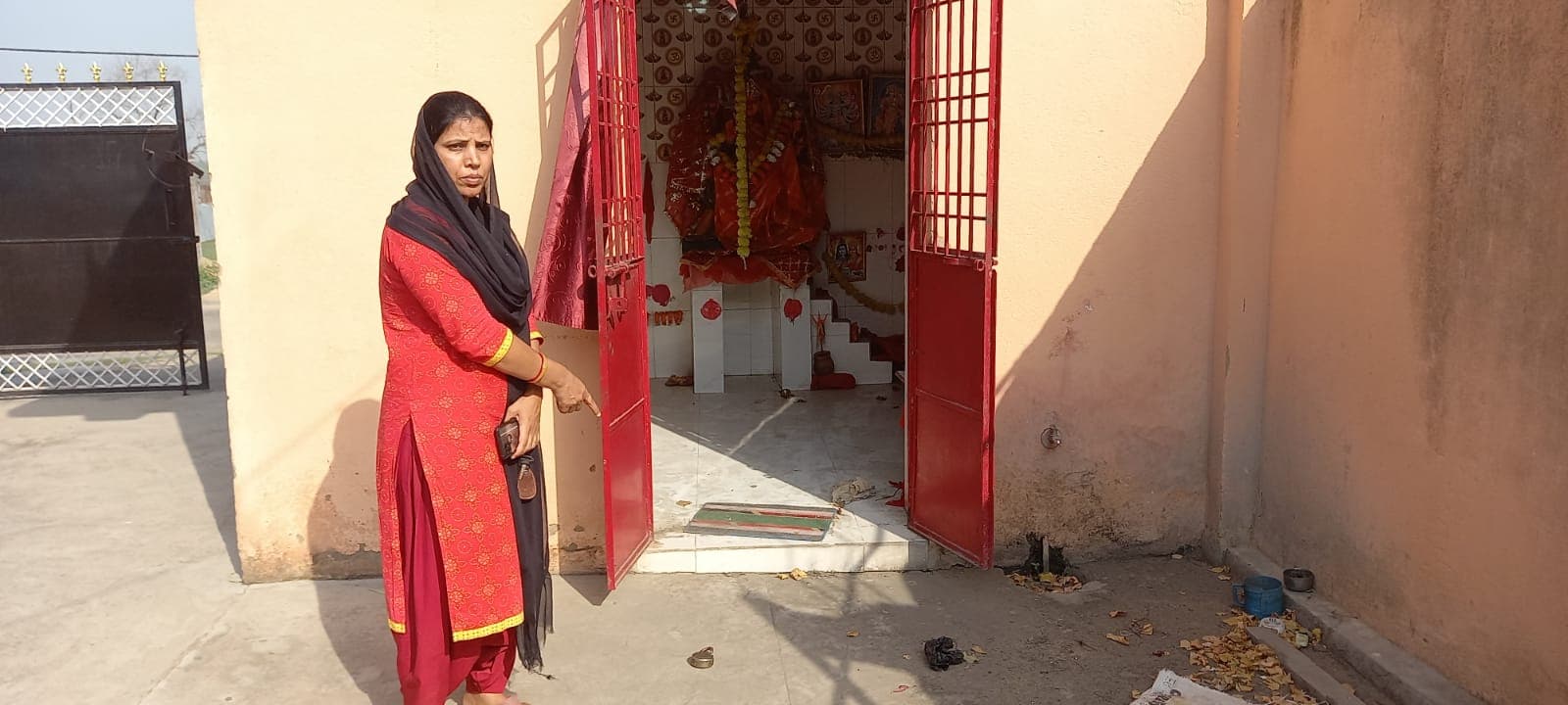 कटकमदाग थाना क्षेत्र में मंदिर से लाखों की चोरी, दुर्गा प्रतिमा के आभूषण और पूजा सामग्री ले उड़े चोर