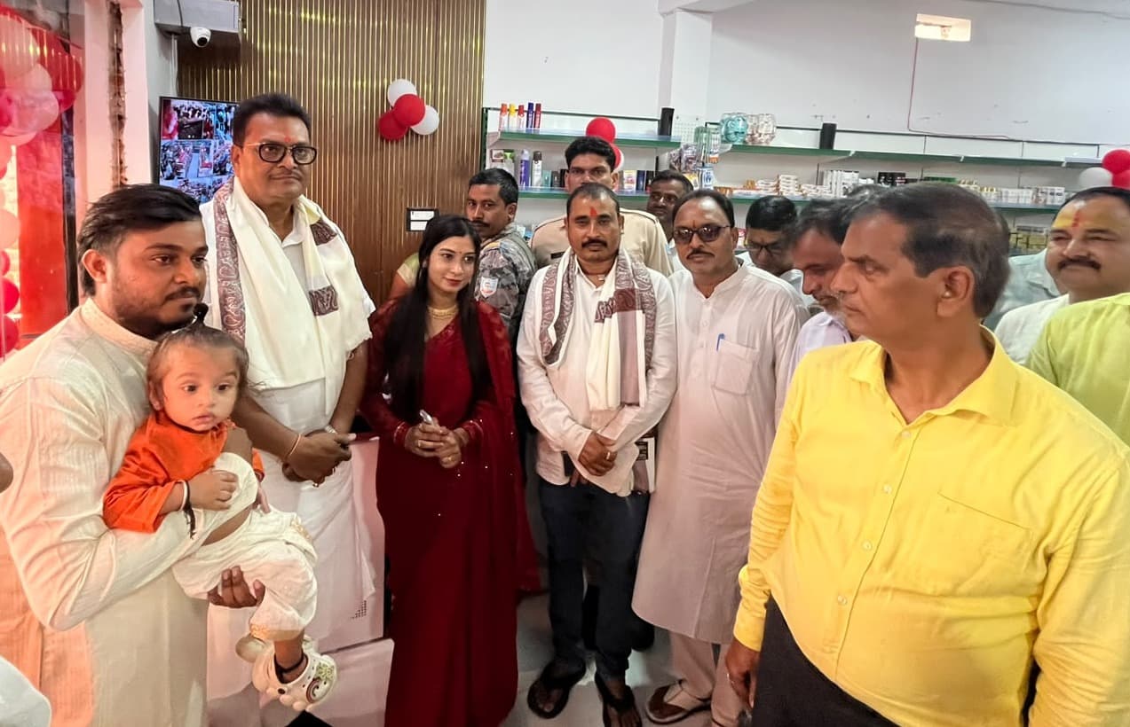महाषष्ठी पर सांसद मनीष जायसवाल ने दुर्गा मंडपों में टेका माथा