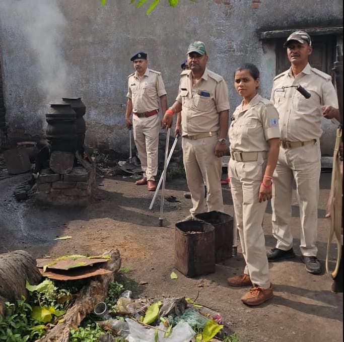 अवैध महुआ शराब के खिलाफ उत्पाद विभाग की बड़ी कार्रवाई, 300 लीटर शराब जब्त